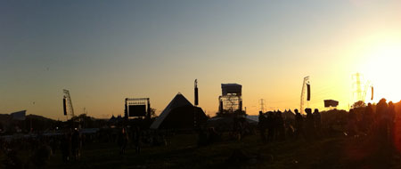 Zonsondergang bij de Pyramid Stage
