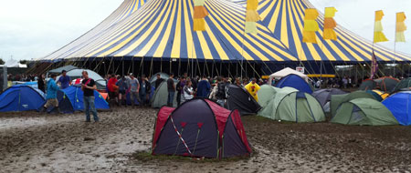 Tent gepitcht in de blubber bij de John Peel Stage